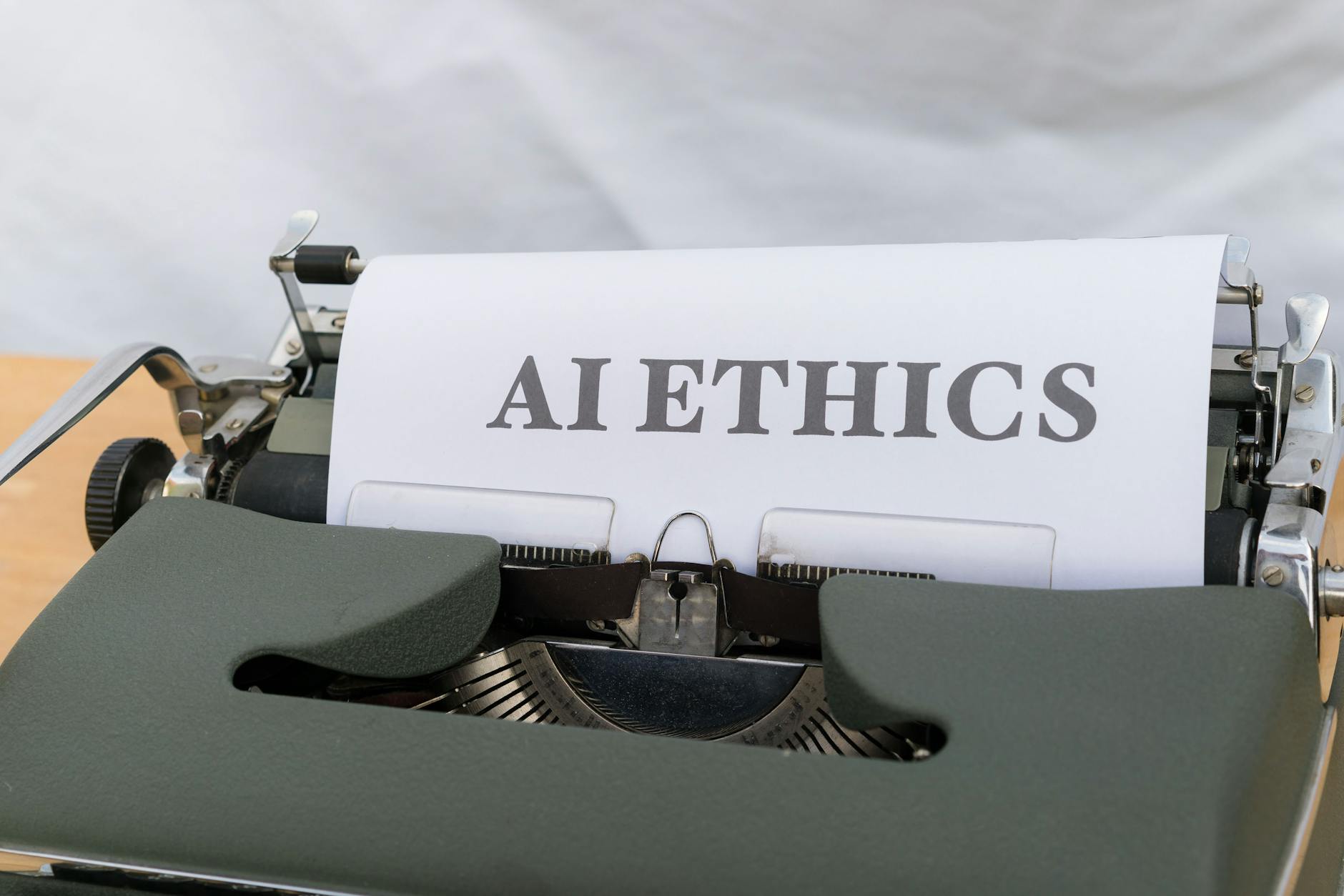 Zbliżenie na starą maszynę do pisania z napisem AI ETHICS na kartce