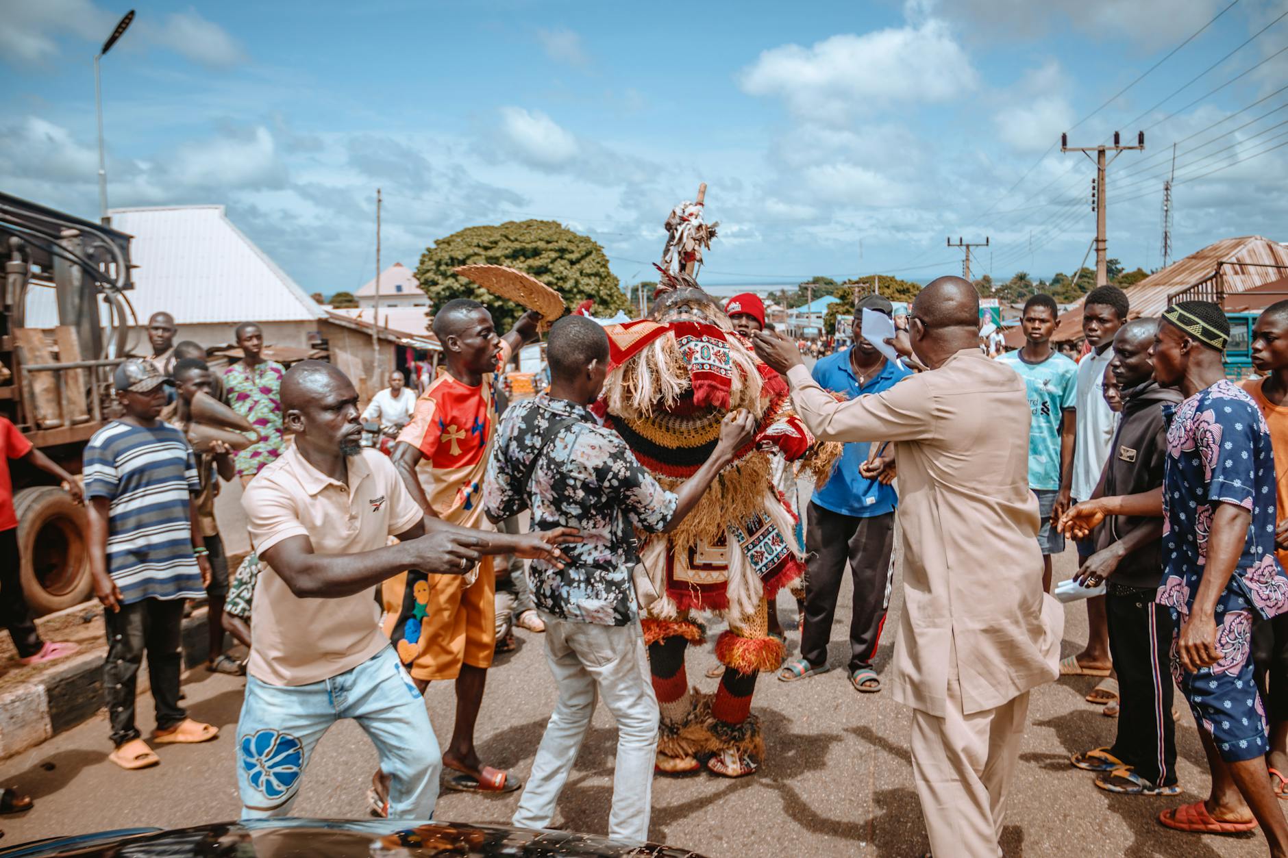 Uliczna parada afrykańskiej społeczności z tańcem i tradycyjnymi strojami