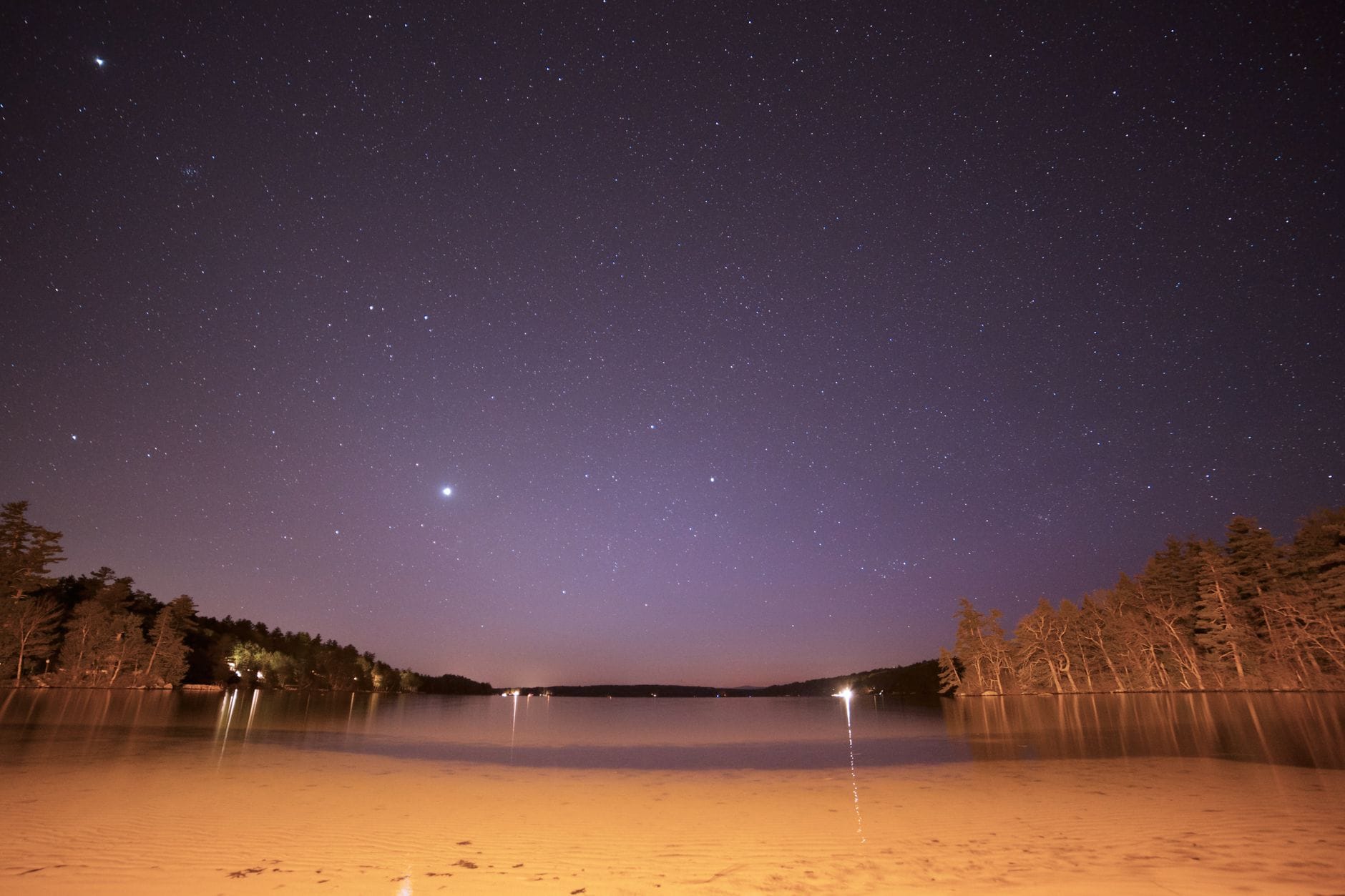 Nocna plaża koło Wicia z gwiaździstym niebem i odbiciem w wodzie