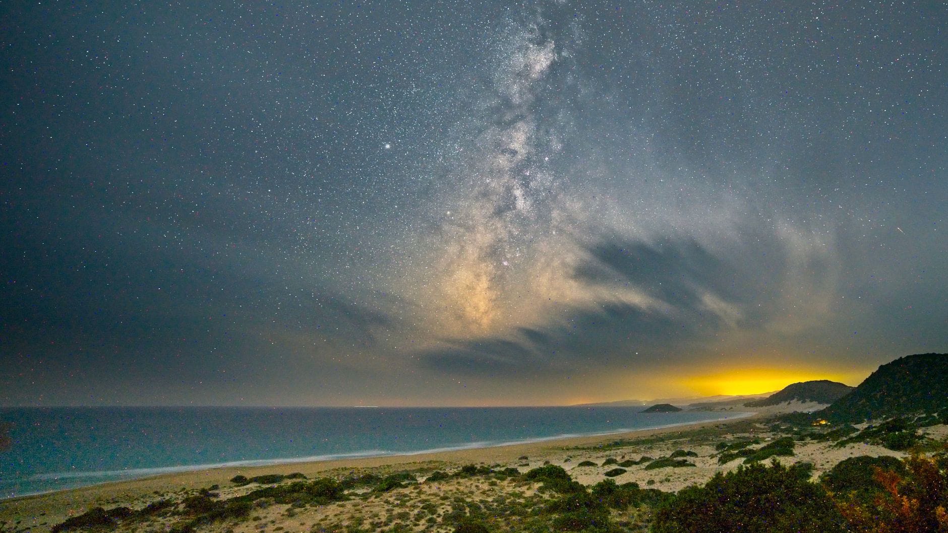 Nocna plaża nad morzem w okolicach Wicia pod rozgwieżdżonym niebem