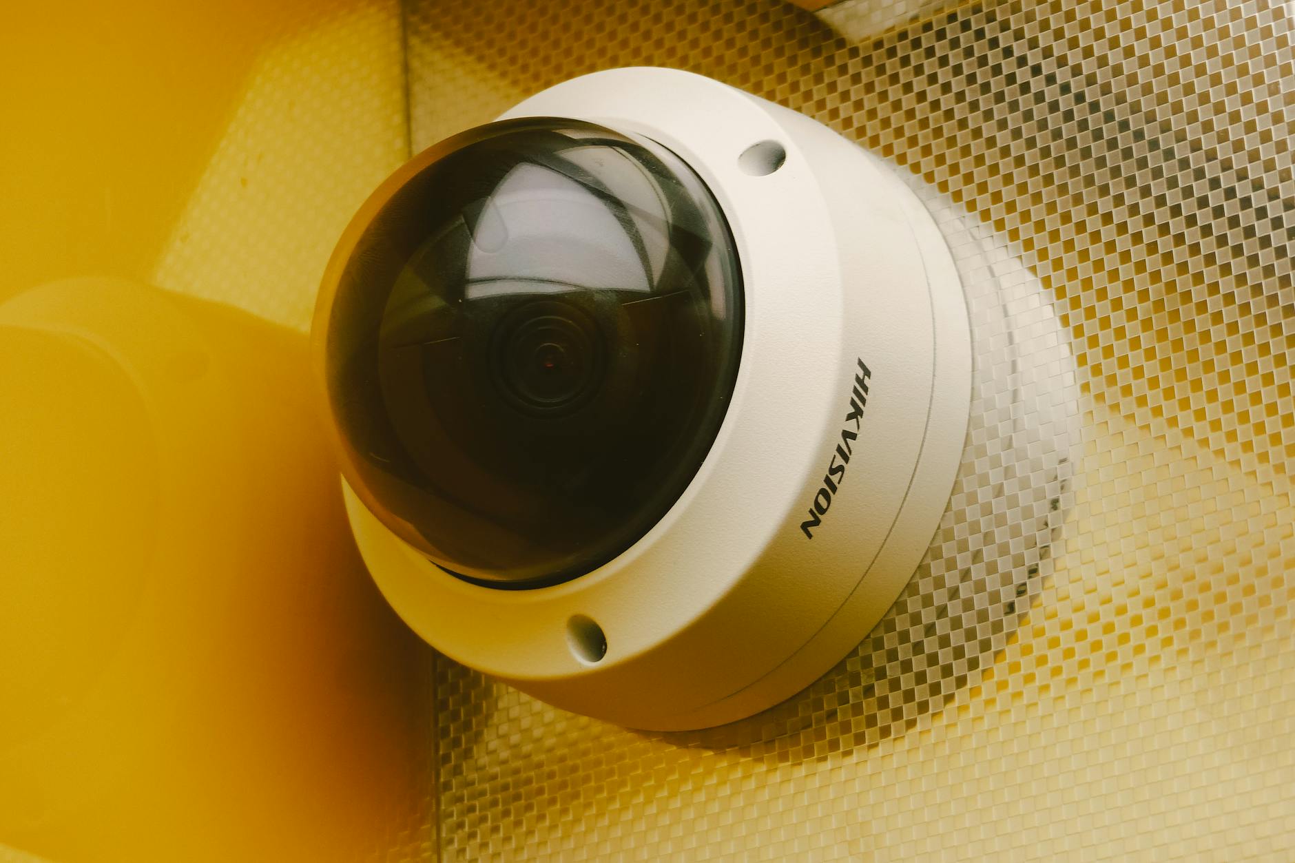 Nowoczesna kamera monitoringu zamontowana pod sufitem budynku