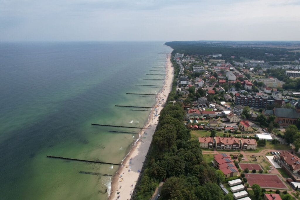 Spokojne nadmorskie miasteczko, plaża i ocean widziane z lotu ptaka